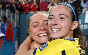 Aitana Bonmatí y Fridolina Rölfo durante un lance del juego en el partido entre España y Suecia.