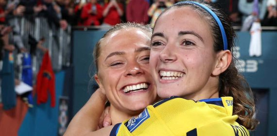 Aitana Bonmatí y Fridolina Rölfo durante un lance del juego en el partido entre España y Suecia.
