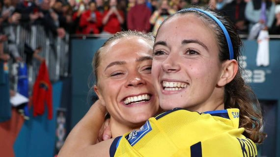 Aitana Bonmatí y Fridolina Rölfo durante un lance del juego en el partido entre España y Suecia.