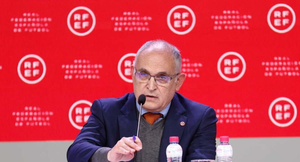 Andreu Camps durante una conferencia de prensa del Comité Técnico de Árbitros.