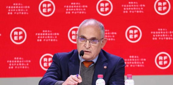 Andreu Camps durante una conferencia de prensa del Comité Técnico de Árbitros.