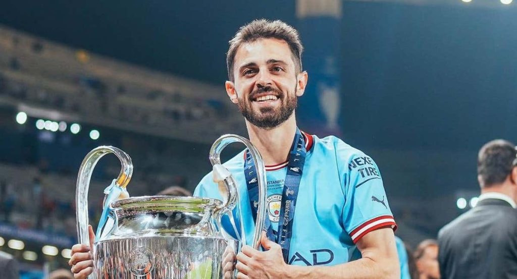 Bernardo levanta la Champions ganada hace unos meses.
