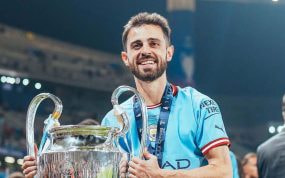 Bernardo levanta la Champions ganada hace unos meses.