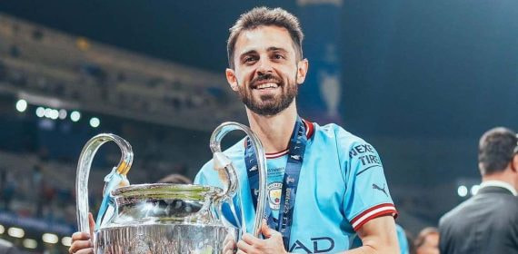 Bernardo levanta la Champions ganada hace unos meses.