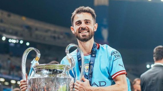 Bernardo levanta la Champions ganada hace unos meses.