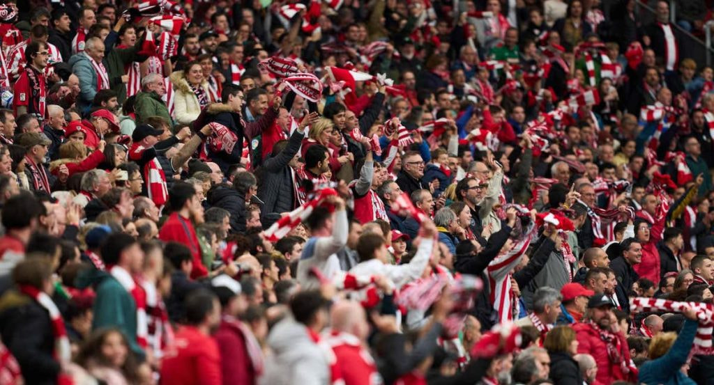 Aficionados presencian el último derbi vasco entre el Athletic Club y Real Sociedad en San Mamés.