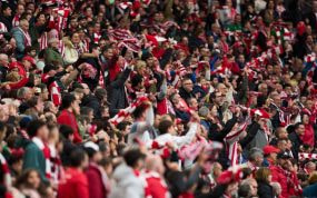 Aficionados presencian el último derbi vasco entre el Athletic Club y Real Sociedad en San Mamés.