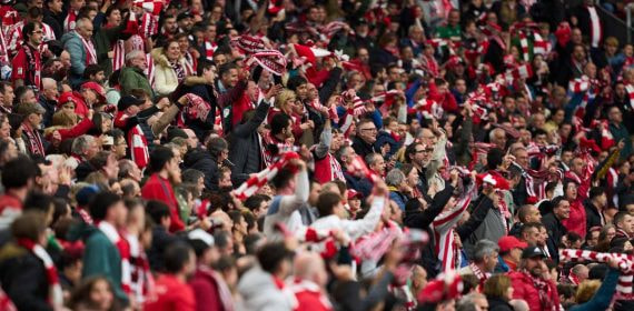 Aficionados presencian el último derbi vasco entre el Athletic Club y Real Sociedad en San Mamés.