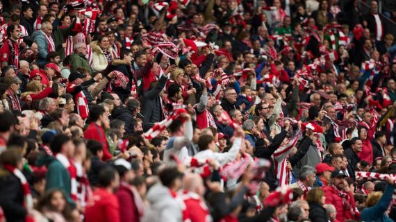 Aficionados presencian el último derbi vasco entre el Athletic Club y Real Sociedad en San Mamés.