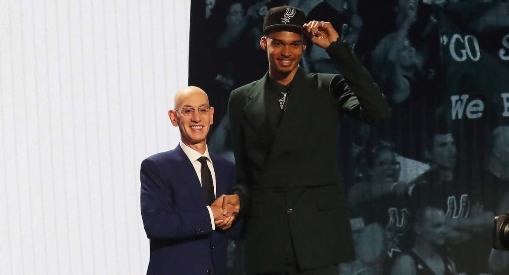 Adam Silver, comisionado de la NBA, da la bienvenida a Victor Wembanyama.