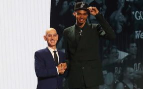 Adam Silver, comisionado de la NBA, da la bienvenida a Victor Wembanyama.