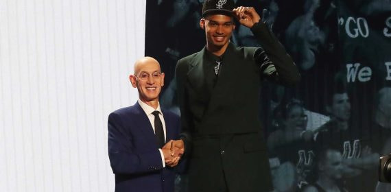 Adam Silver, comisionado de la NBA, da la bienvenida a Victor Wembanyama.