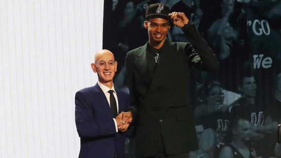 Adam Silver, comisionado de la NBA, da la bienvenida a Victor Wembanyama.