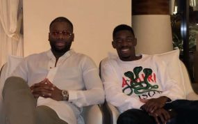 Moussa Sissoko junto a Ousmane Dembélé.