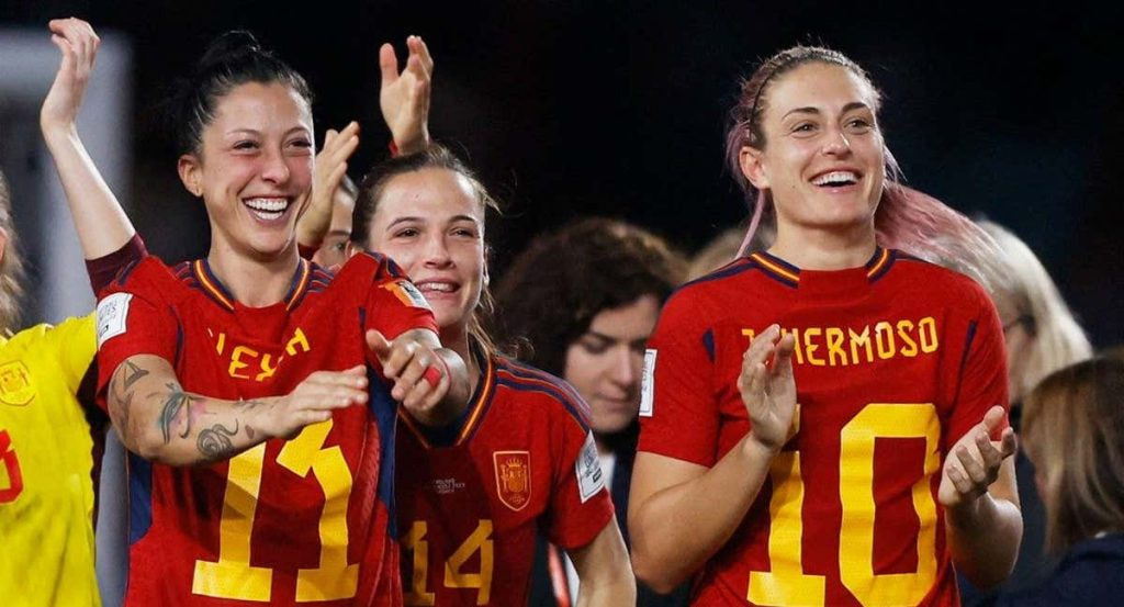 Alexia y Jenni Hermoso, al intercambiarse sus camisetas.