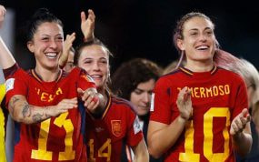 Alexia y Jenni Hermoso, al intercambiarse sus camisetas.