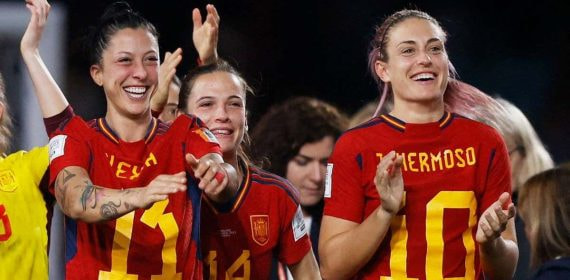Alexia y Jenni Hermoso, al intercambiarse sus camisetas.