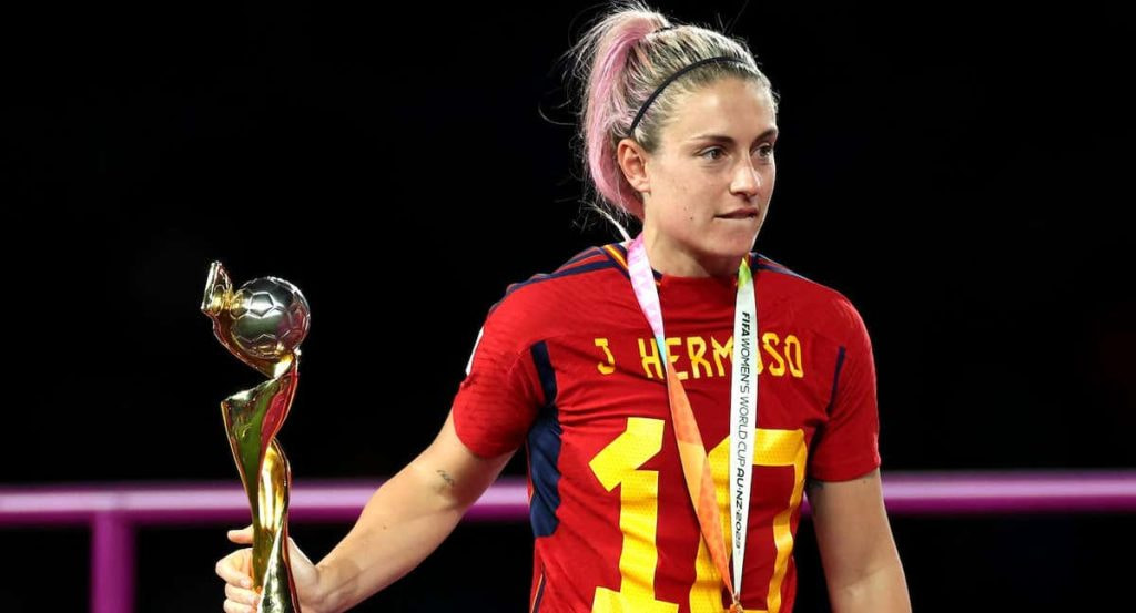 Alexia Putellas con el trofeo de campeona del mundo.