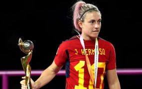 Alexia Putellas con el trofeo de campeona del mundo.