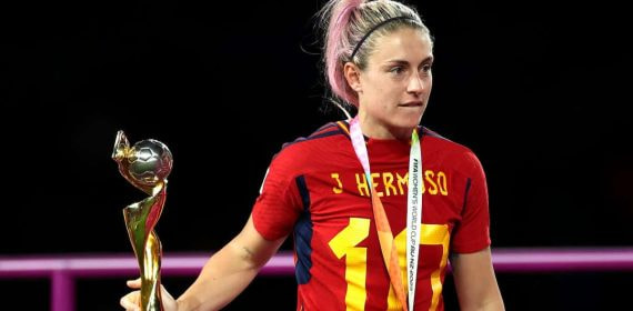 Alexia Putellas con el trofeo de campeona del mundo.