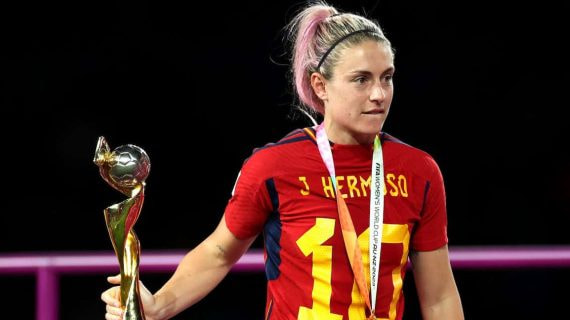 Alexia Putellas con el trofeo de campeona del mundo.