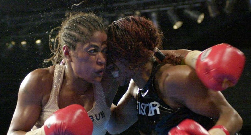 Laila Ali y Jacqui Frazier-Lyde cruzan golpes durante su combate.