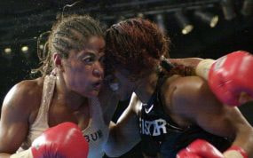 Laila Ali y Jacqui Frazier-Lyde cruzan golpes durante su combate.