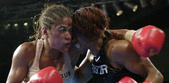 Laila Ali y Jacqui Frazier-Lyde cruzan golpes durante su combate.