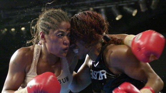 Laila Ali y Jacqui Frazier-Lyde cruzan golpes durante su combate.