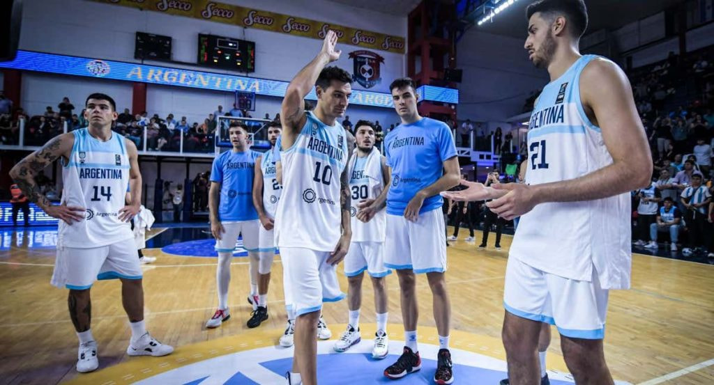 Carlos Delfino saluda a sus compañeros tras caer ante Bahamas.