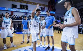 Carlos Delfino saluda a sus compañeros tras caer ante Bahamas.