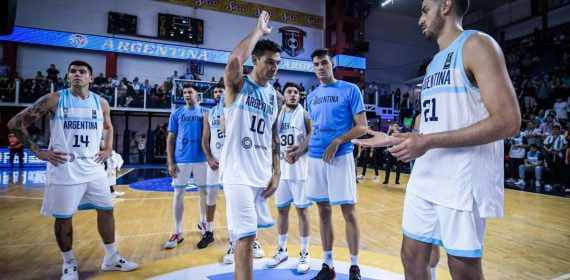 Carlos Delfino saluda a sus compañeros tras caer ante Bahamas.