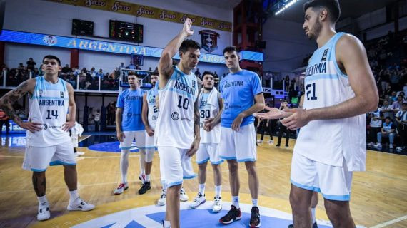 Carlos Delfino saluda a sus compañeros tras caer ante Bahamas.