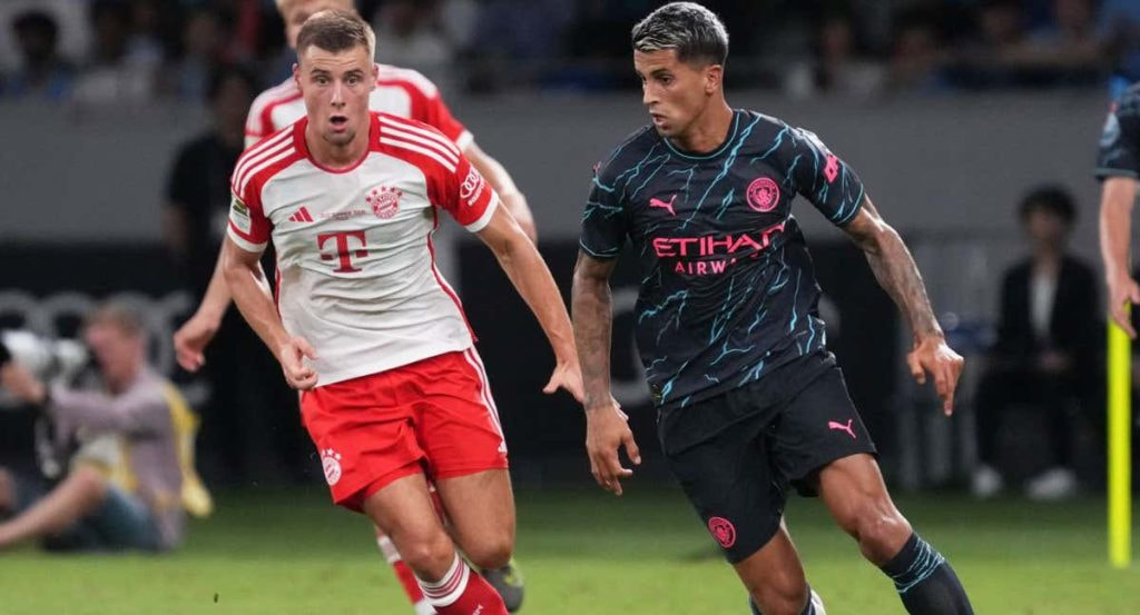 Cancelo en un partido con el City.