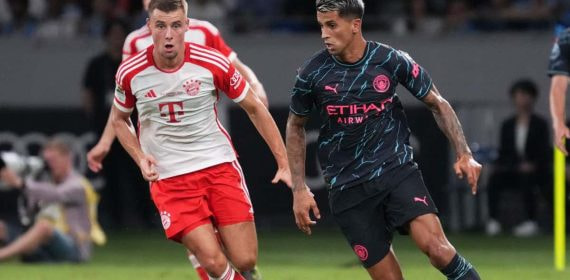 Cancelo en un partido con el City.