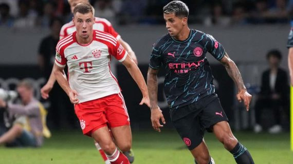 Cancelo en un partido con el City.