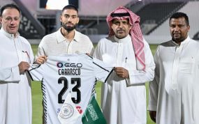 Carrasco posa con los dirigentes del Al Shabab.