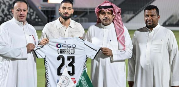 Carrasco posa con los dirigentes del Al Shabab.