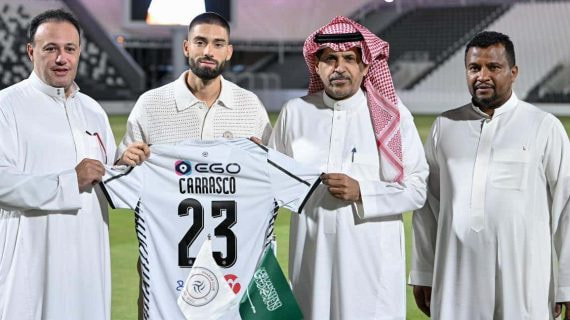 Carrasco posa con los dirigentes del Al Shabab.