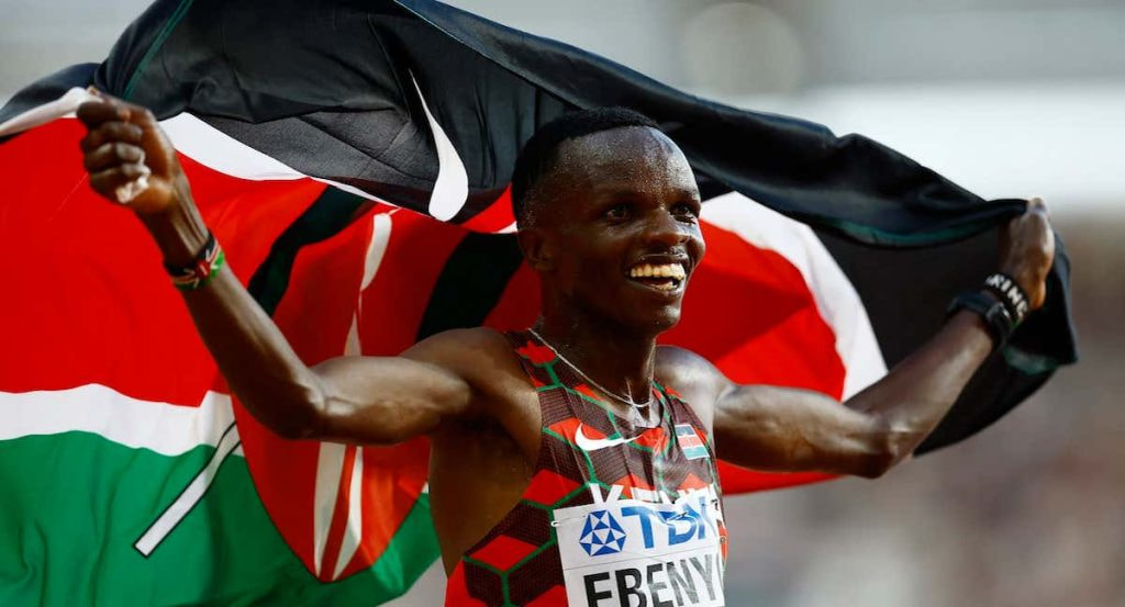 Daniel Ebenyo celebra con la bandera de Kenia su segundo puesto en la prueba de 10.000 m de Budapest 2023.