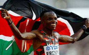 Daniel Ebenyo celebra con la bandera de Kenia su segundo puesto en la prueba de 10.000 m de Budapest 2023.