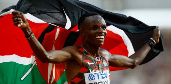 Daniel Ebenyo celebra con la bandera de Kenia su segundo puesto en la prueba de 10.000 m de Budapest 2023.
