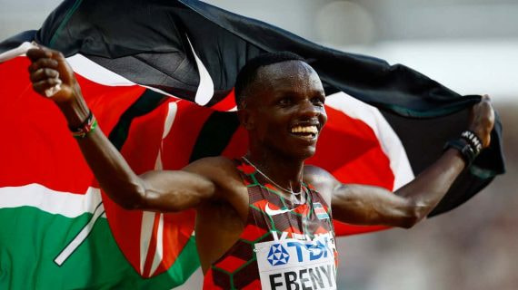 Daniel Ebenyo celebra con la bandera de Kenia su segundo puesto en la prueba de 10.000 m de Budapest 2023.
