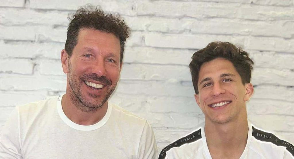 Giuliano, con su padre en una de las visitas del Cholo a Zaragoza.