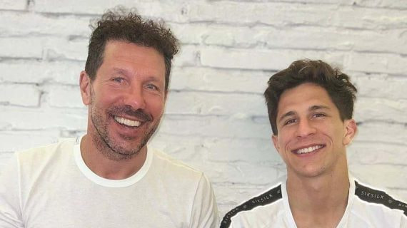 Giuliano, con su padre en una de las visitas del Cholo a Zaragoza.