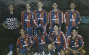 Guti, de pie, el segundo (de izquierda a derecha), posando con el resto del equipo de la Peña Barcelonista de Torrejón de Ardoz.