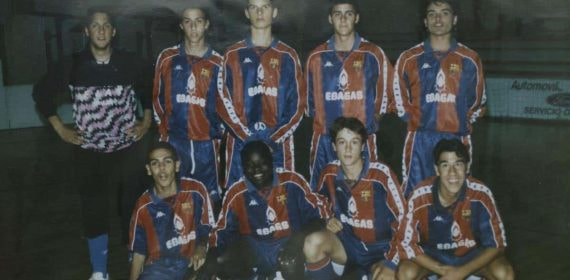 Guti, de pie, el segundo (de izquierda a derecha), posando con el resto del equipo de la Peña Barcelonista de Torrejón de Ardoz.