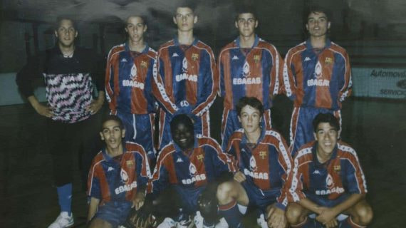 Guti, de pie, el segundo (de izquierda a derecha), posando con el resto del equipo de la Peña Barcelonista de Torrejón de Ardoz.