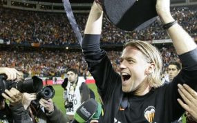 Hildebrand levanta la Copa del Rey ganada en 2008.