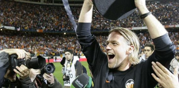 Hildebrand levanta la Copa del Rey ganada en 2008.